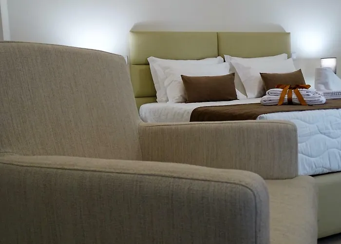 Bowen, Luxury Suites
